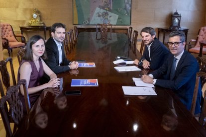 ¡La secretaria general de Podemos, Ione Belarra; el coordinador regional Podemos y diputado en el Congreso, Javier Sánchez Serna; el ministro de Cultura, Ernest Urtasun, y el ministro de la Presidencia, Justicia y Relaciones con las Cortes, Félix Bolaños, durante una reunión, en el Congreso de los Diputados, a 22 de julio de 2024, en Madrid (España). Félix Bolaños y Ernest Urtasun han iniciado hoy una ronda de contactos con los representantes de los grupos parlamentarios del Congreso para pactar las medidas de regeneración democrática esbozadas el pasado miércoles por el presidente Pedro Sánchez.

Alberto Ortega / Europa Press