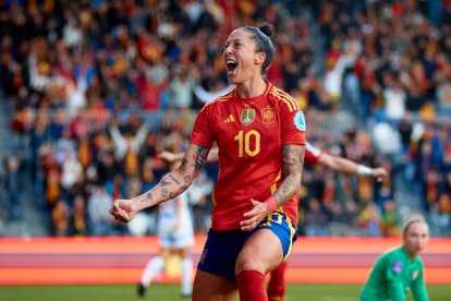 Jenni Hermoso celebra un gol con España.