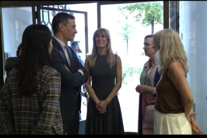 Pedro Sánchez y Begoña Gómez viendo una exposición en su última aparición juntos