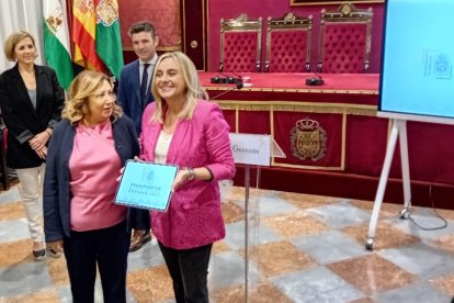 La alcaldesa de Granada, Marifrán Carazo, muestra el borrador de presupuesto para 2025.