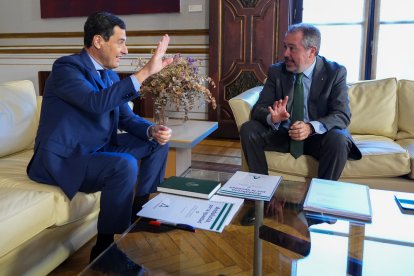 El presidente de la Junta de Andalucía, Juanma Moreno, con el  secretario general del PSOE A, Juan Espadas, en San Telmo, Sevilla.