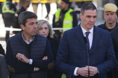 Carlos Mazón junto a Pedro Sánchez en la visita del jefe del Ejecutivo a Valencia por el incendio de Campanar