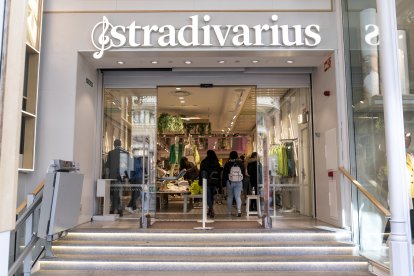 (Foto de ARCHIVO)
Dos personas entran en una tienda Stradivarius, del grupo Inditex, en Berlín. Inditex anunció hoy que cierra temporalmente los 502 establecimientos que tiene en Rusia. Otras empresas han cerrado sus sucursales y tiendas en Rusia después de que esta invadiera Ucrania. Además Inditex ha donado, a través de ACNUR, tres millones de euros para los damnificados por el conflicto. En paralelo los empleados de la compañía han recaudado fondos que donarán al Alto Comisionado de las Naciones Unidas para los Refugiados. Otras empresas españolas que han cerrado son Mango, o Tendam (Cortefiel, Women'secret, Springfield y Pedro del Hierro). Y extranjeras que han cerrado sus filiales también en Rusia son: Adidas, Nike, Netflix, Nokia, Siemens, Spotify, Disney, los bancos ING, HSBC, y el Banco Mundial, las petroleras Exxon Mobil, BP y Shell, TotalEnergies entre otras.
A. Pérez Meca / Europa Press
05 MARZO 2022;
05/3/2022