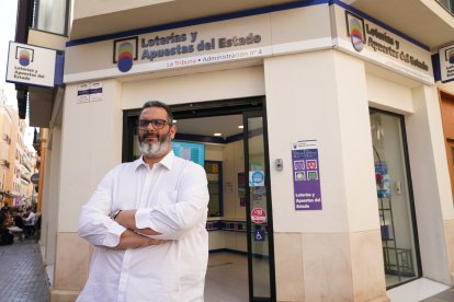 Agustín Giménez, en la puerta de la administración de lotería 'La Tribuna' de Málaga.

ALEX ZEA - EUROPA PRESS
25/9/2024