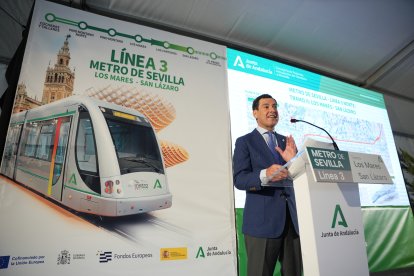 El presidente de la Junta de Andalucía, Juanma Moreno, durante su visita a las obras del Metro de Sevilla,