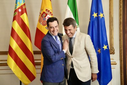 El presidente de la Junta de Andalucía, Juanma Moreno, y el president de la Generalitat, Carlos Mazón.