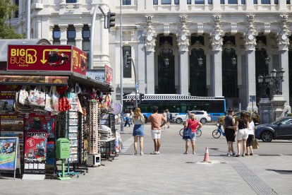 Tienda de souvenirs, a 2 de septiembre de 2024, en Madrid (España).