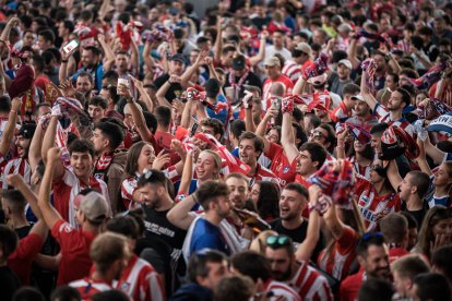 Aficionados en los alrededores del estadio Civitas Metropolitano