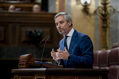 El diputado del PP, Juan Bravo, interviene durante una sesión plenaria en el Congreso de los Diputados.