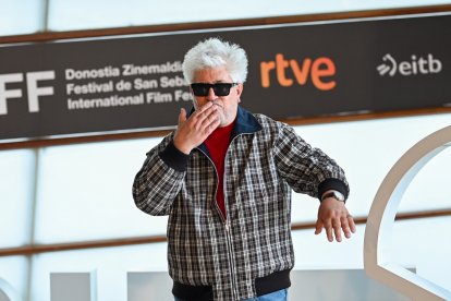 El director Pedro Almodóvar posa en el photocall del Festival de Cine de San Sebastián.