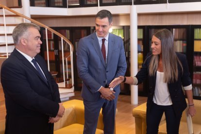 (Foto de ARCHIVO)
(I-D) El secretario de Organización del Partido Socialista, Santos Cerdán y el presidente del Gobierno en funciones, Pedro Sánchez, reciben a la diputada de Junts, Miriam Nogueras, durante su ronda de contactos, a 13 octubre de 2023, en Madrid (España). El candidato del PSOE a la reelección, concluye hoy su primera ronda de contactos para tantear posibles apoyos a su investidura. Esta primera ronda finaliza con los encuentros con Junts, cuyo voto es clave, y su primera reunión con una representación de Bildu. Tras recibir el encargo del Rey, Sánchez inició una ronda de contactos en la que prevé reunirse con todos los grupos parlamentarios excepto Vox, además de sindicatos, patronal y asociaciones de varios sectores.

Eduardo Parra / Europa Press
13 OCTUBRE 2023;RONDA;CONTACTOS;REUNIÓN;INVESTIDURA;PSOE;PARTIDO;SOCIALISTA;BILDU;JUNTS
13/10/2023