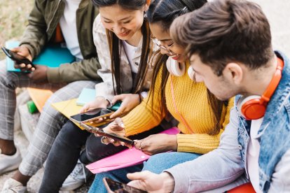 Estudiantes con teléfonos móviles