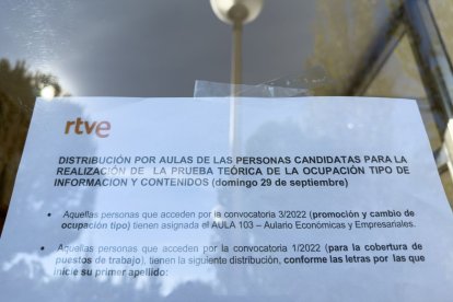 Un cartel informando sobre el examen de RTVE