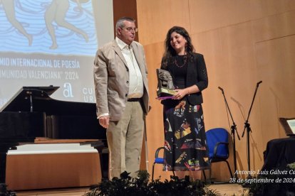 itor Larrabide, director de la FCMH junto a la ganadora del Premio, Micaela Paredes.