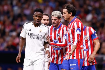 Vinicius, rodeado de algunos futbolistas del Atlético de Madrid durante el derbi de este domingo.