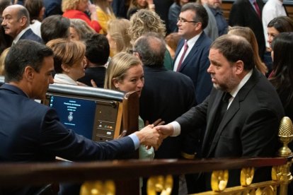 Oriol Junqueras saluda a Pedro Sánchez