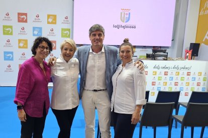 El Alcalde Marcos Zaragoza y la concejal de Comercio y Turismo, Rosa Llorca, han estado acompañados de la madrina de La Vila Gastronómica