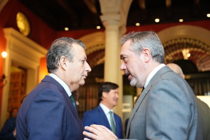 El  general del PSOE de Sevilla, Javier Fernández, junto al secretario general del PSOE-A, Juan Espadas.