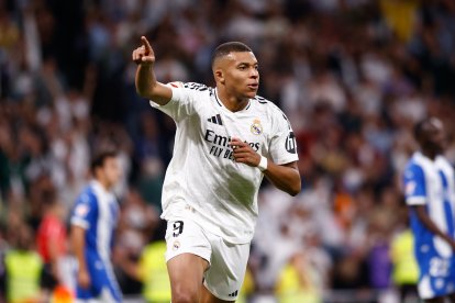 Mbappé, marcando un gol frente al Alavés.