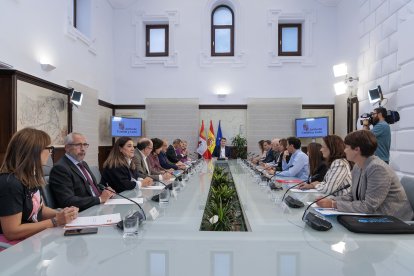 Alfonso Fernández Mañueco durante su reunión con representantes del Tercer Sector Social.