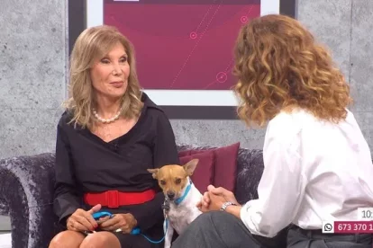 Pilar Eyre en el Tot es Mou de TV3 con su perro Brody.