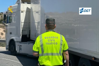 Fotografía de archivo de un guardia civil de Tráfico