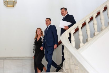 El presidente de la Junta, Juanma Moreno, con la portavoz Carolina España y el portavoz del PP-A, Toni Martín, en el Parlamento.