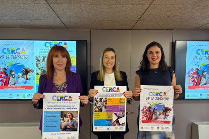 Las concejalas de Consumo, Bienestar Social y Juventud, Lidia López, Begoña León y Nayma Beldjilali en el Ayuntamiento de Alicante