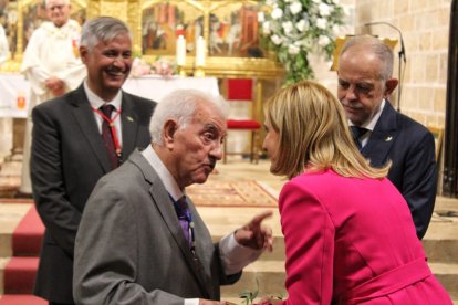 Remigi Pons saluda a la consellera Salomé Pradaslo