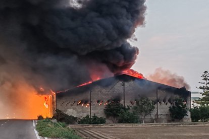 Incendio en una nave de Alboraya