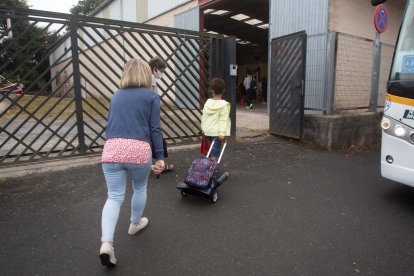 Nadela, Lugo. Comienzo del curso escolar en infantil y primaria en el CEIP Manuel Mallo Mallo de Nadela, Lugo. El Colegio es el unico en entorno rural situado dentro del Concello de Lugo. Hasta cuatro lineas de transporte distintas traen a los alumnos hasta las puertas del centro de estudios. En la imagen, una madre acompaña a su hijo a las puertas del colegio en la mañana del jueves 9 de septiembre