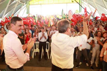 El presidente del Gobierno de España y secretario general del PSOE, Pedro Sánchez, junto a el secretario general del PSOE de Andalucía, Juan Espadas, en una imagen de archivo.