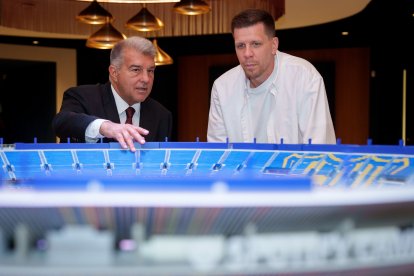 El presidente del FC Barcelona, Joan Laporta, enseña la maqueta del nuevo Spotify Camp Nou al portero polaco Wojciech Szczesny.