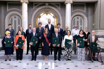 Premiados y distinguidos por el Ayuntamiento de Valencia, junto con los portavoz de las diferentes formaciones que componen el consistorio y la alcaldesa de Valencia, María José Catalá.