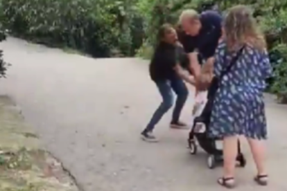 Momento en el que el agresor golpea al bebé en la cara en el parque de Montjuic, en Barcelona.