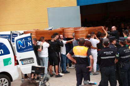 Los féretros de la familia fallecida en un incendio de Guillena, Sevilla.