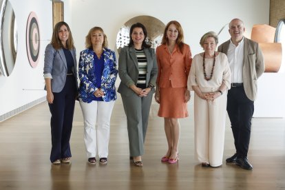 De izquierda a derecha: Ángela Pérez, Laura Lechuga, Hortensia Roig, Gloria Lomana, Ana Lluch y Jordi Nadal