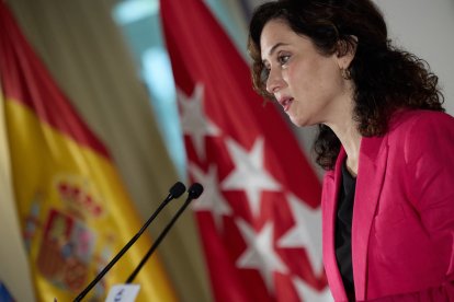 La presidenta de la Comunidad de Madrid, Isabel Díaz Ayuso, protagoniza el Diálogo AmChamSpain, encuentro informativo organizado por la Cámara de Comercio de EE.UU. en España, a 8 de octubre.