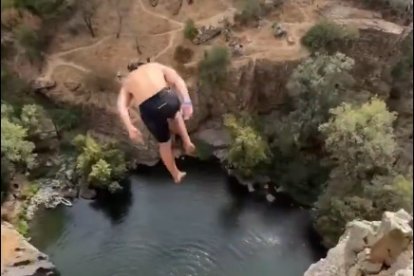 Salto desde la cascada de la Cimbarra, Jaén.