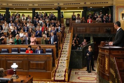 Pedro Sánchez mira a Mari Mar Blanco recibida con aplausos