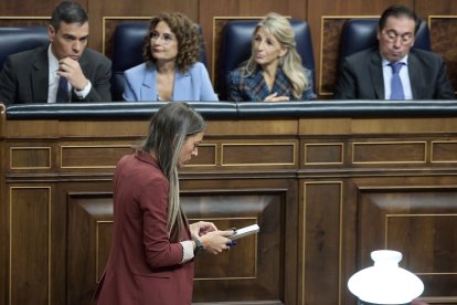 La portavoz de Junts en el Congreso, Miriam Nogueras, pasa por delante de Pedro Sánchez y las vicepresidentas Montero y Díaz.