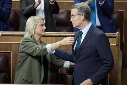 La diputada del PP, María del Mar Blanco y el presidente del PP, Alberto Núñez Feijóo, este jueves en el Congreso.