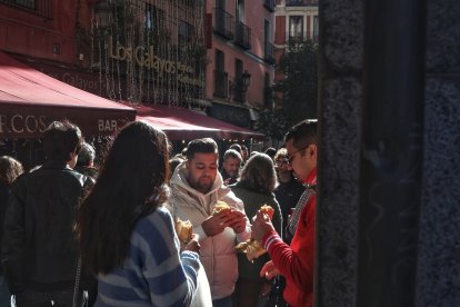 (Foto de ARCHIVO)
Varias personas comen un bocadillo de calamares durante el aperitivo de Nochebuena en el centro de la ciudad, a 24 de diciembre de 2023, en Madrid (España). El aperitivo de Nochebuena es llamado popularmente 'Tardebuena'. La hostelería de España cierra 2023 con un crecimiento anual entre un 5% y un 10% con respecto al año anterior.

Ricardo Rubio / Europa Press
24 DICIEMBRE 2023;AMBIENTE;APERITIVO;RECURSOS;NOCHEBUENA;TARDEBUENA;HOSTELERÍA
24/12/2023