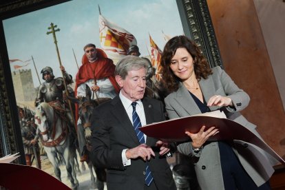 Isabel Díaz Ayuso con el pintor Augusto Ferrer-Dalmau