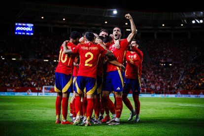 Los jugadores de España celebran el gol ante Dinamarca.