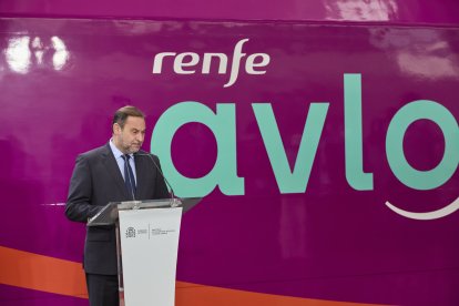 El ministro de Transportes, Movilidad y Agenda Urbana, José Luis Ábalos, interviene en la presentación de los servicios comerciales de AVLO, a 23 de junio de 2021, en Madrid, (España). Bajo la denominación de AVE 'low cost' de Renfe, este servicio ferroviario ofrece cuatro circulaciones diarias entre Madrid y Barcelona con billetes que parten de un precio de siete euros por trayecto. Esta nueva oferta, junto a la que ofrecen los AVE, hará que Renfe oferte un total de 40 trenes diarios y 16.000 plazas para viajar entre Madrid y Barcelona, tanto en AVE como en AVLO.

Jesús Hellín / Europa Press
23 JUNIO 2021;MADRID;AVLO;RENFE;LOW COST;BARCELONA;AVE
23/6/2021