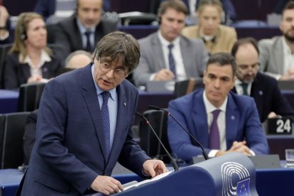 Sánchez observa a Carles Puigdemont en el Parlamento Europeo