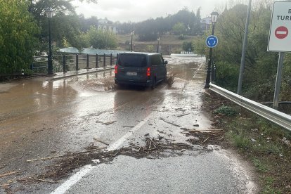 Balsa de agua en la rotonda de acceso a Setenil, Cádiz, debido a las fuertes lluvias registradas.