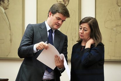 El letrado mayor de las Cortes, Fernando Galindo, con la presidenta del Congreso, Francina Armengol