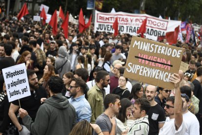 Cientos de personas durante una manifestación para denunciar el precio de los alquileres, a 13 de octubre de 2024, en Madrid.